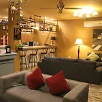 Ol\'Masta Hotel & Lounge