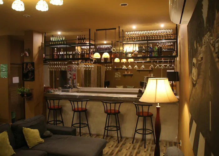 Ol\'Masta Hotel & Lounge